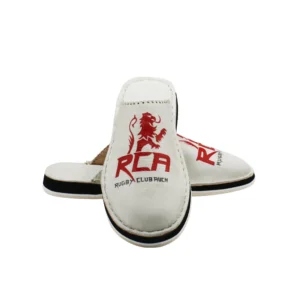 Babouche RC Auch Rugby en cuir blanc, vue de face croisée avec logo rouge dessiné à la main