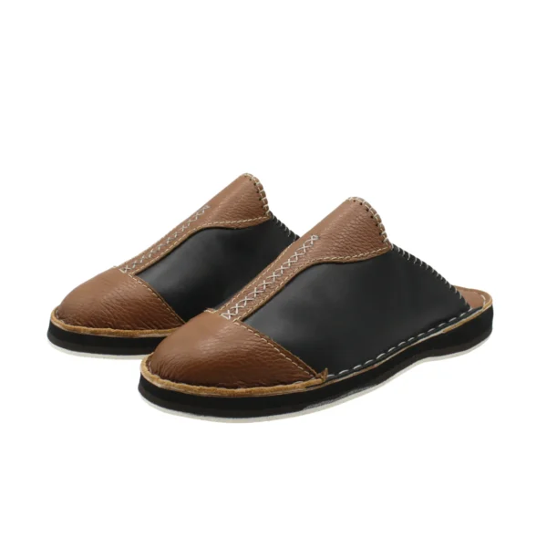 Babouche en cuir pour homme marron, vue en angle avec broderie artisanale