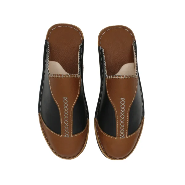 Paire de babouches en cuir pour homme marron posées côte à côte sur fond neutre