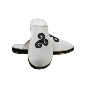 Babouche Bretagne blanche en cuir véritable avec motif breton noir vue de face