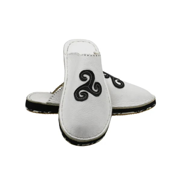 Babouche Bretagne blanche en cuir véritable avec motif breton noir vue de face