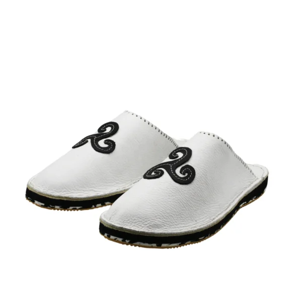 Babouche artisanale blanche avec cuir marocain, vue latérale gauche