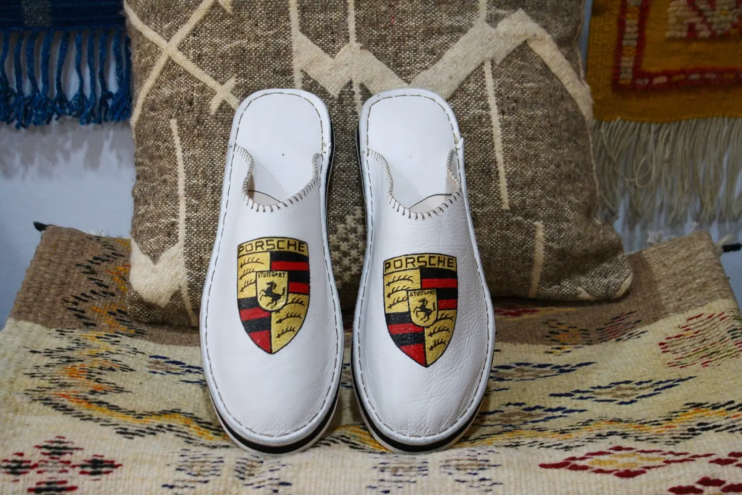 Babouche blanche en cuir personnalisée avec logo Porsche – fabrication artisanale marocaine signée Bagha Shoe