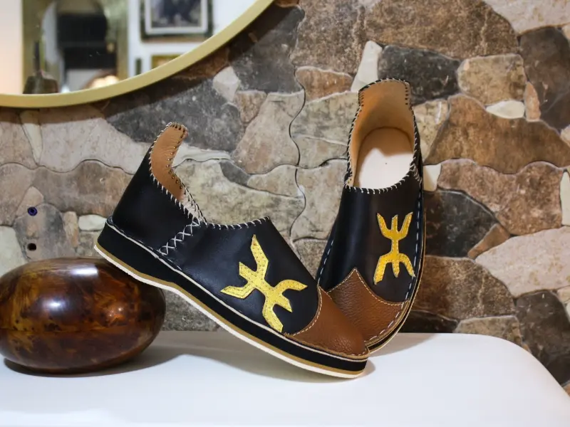 Babouche en cuir noir pour femme avec symbole amazigh – fabrication traditionnelle au Maroc