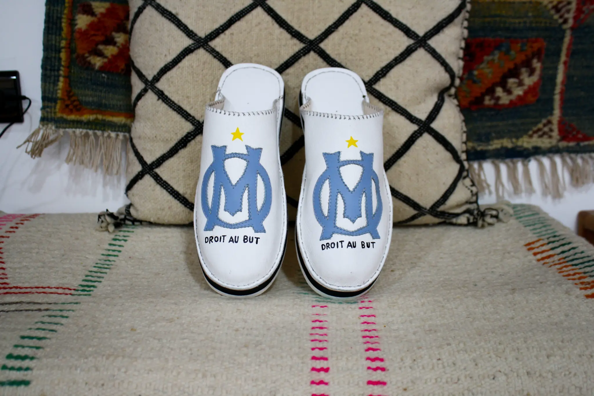 Babouche homme en cuir blanc personnalisée avec logo Olympique de Marseille – fait main au Maroc