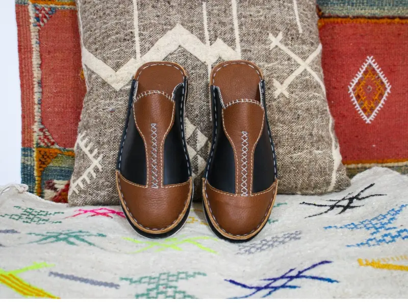 Babouche homme en cuir marron et noir fabriquée à la main – artisanat marocain traditionnel