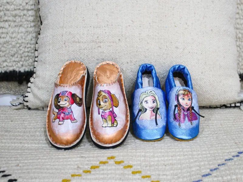Babouche pour enfant en cuir décorée à la main avec personnages de dessins animés – artisanat marocain