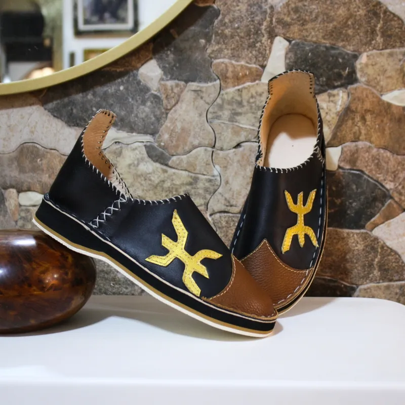 Babouches en cuir noir et marron avec symbole amazigh jaune – artisanat marocain