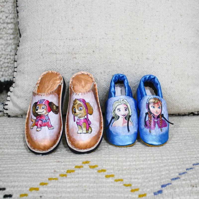 Babouches pour enfants peintes à la main avec personnages animés – artisanat marocain