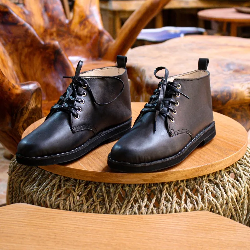 Bottines noires en cuir lisse pour homme sur mobilier artisanal – artisanat marocain