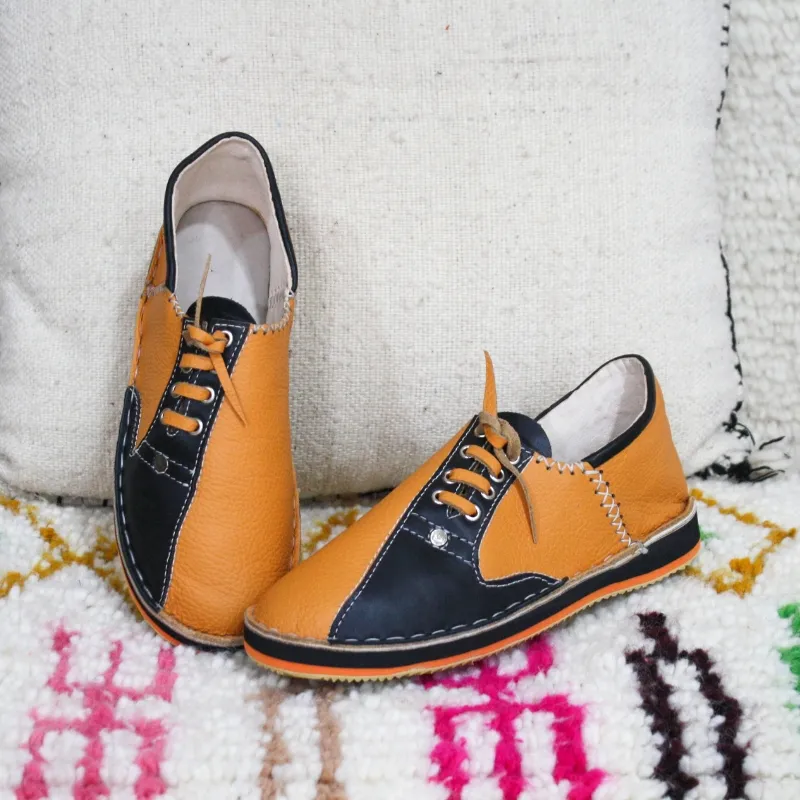 Chaussures pour enfants en cuir orange et noir avec lacets – artisanat marocain