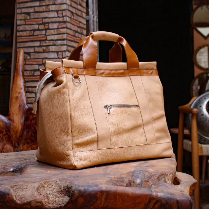 Grand sac cabas en cuir beige et camel posé sur bois sculpté – artisanat marocain