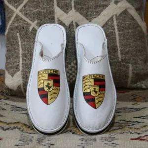 Babouche personnalisée homme blanche avec logo Porsche peint à la main