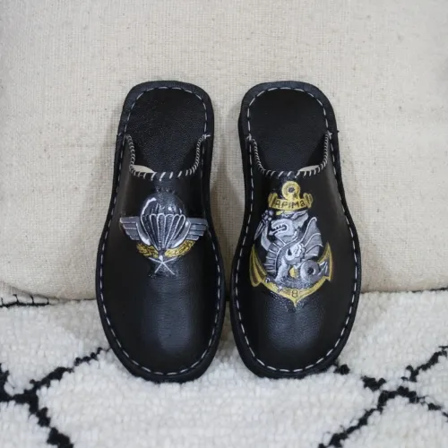 Babouche personnalisée homme noire avec logo militaire artisanal