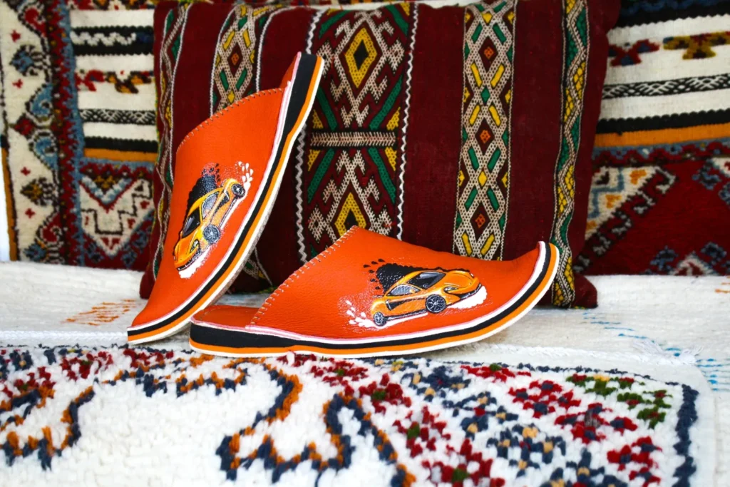 Babouches en cuir orange avec voiture peinte – Chaussures à personnaliser