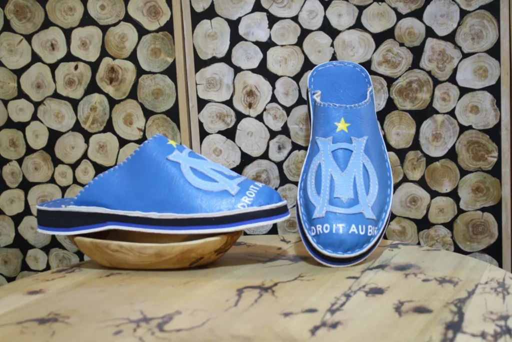 Babouches en cuir peintes à la main avec logo OM – Chaussures à personnaliser