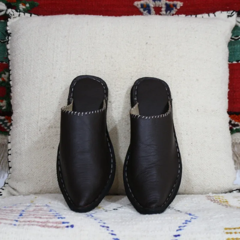 Babouches Aladin marron en cuir pour femme et homme – vue de face sur coussin berbère