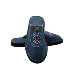 Babouches PSG artisanales - logo Paris Saint-Germain en avant-plan