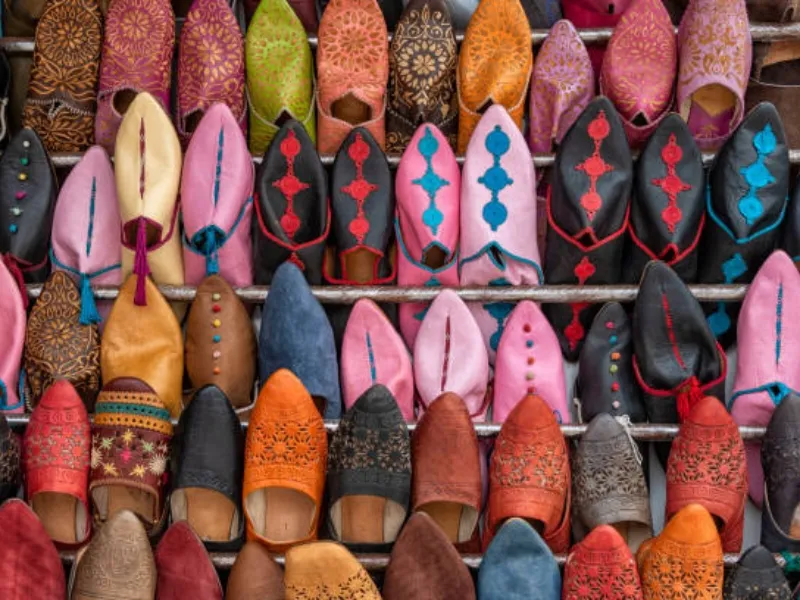 Babouches artisanales marocaines exposées dans un souk – Combien coûte des babouches au Maroc