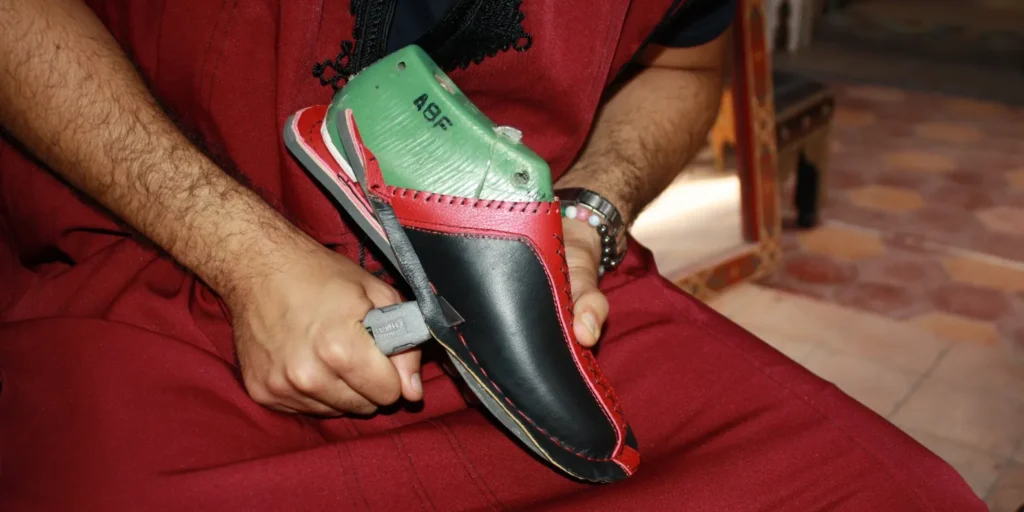 Comment reconnaître une bonne babouche Observer la fabrication artisanale en cuir véritable chez Bagha Shoes