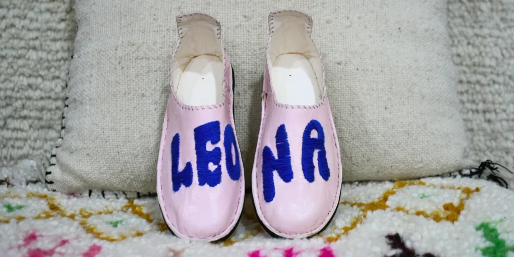 Comment reconnaître une bonne babouche Une paire personnalisée en cuir de qualité pour enfant signée Bagha Shoes