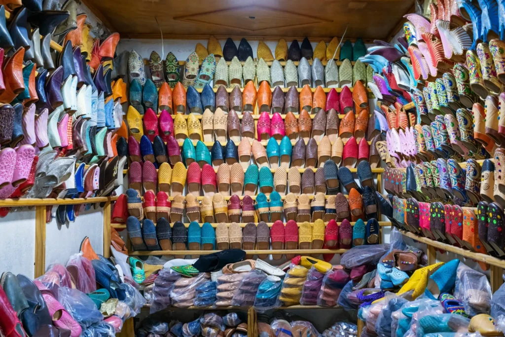 Grand choix de babouches artisanales exposées dans une boutique traditionnelle, illustrant la diversité et le Prix Babouche Agadir
