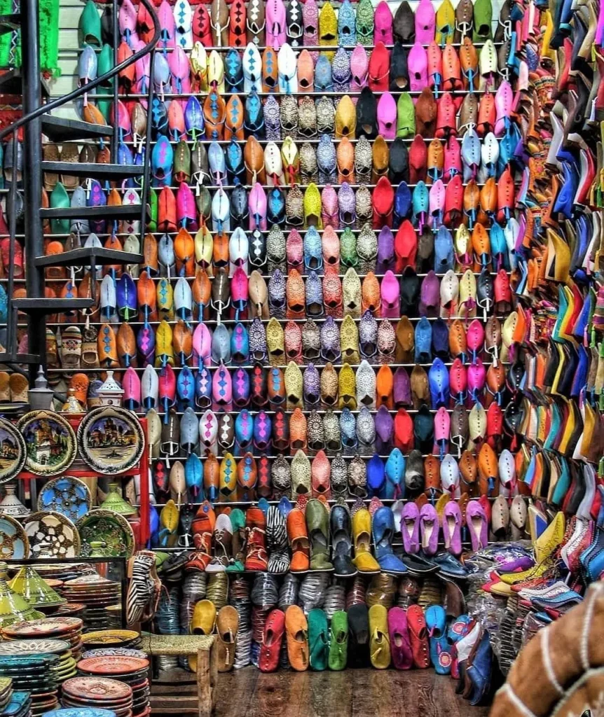 étalage coloré de Les babouches marocaines authentiques en cuir dans un souk traditionnel